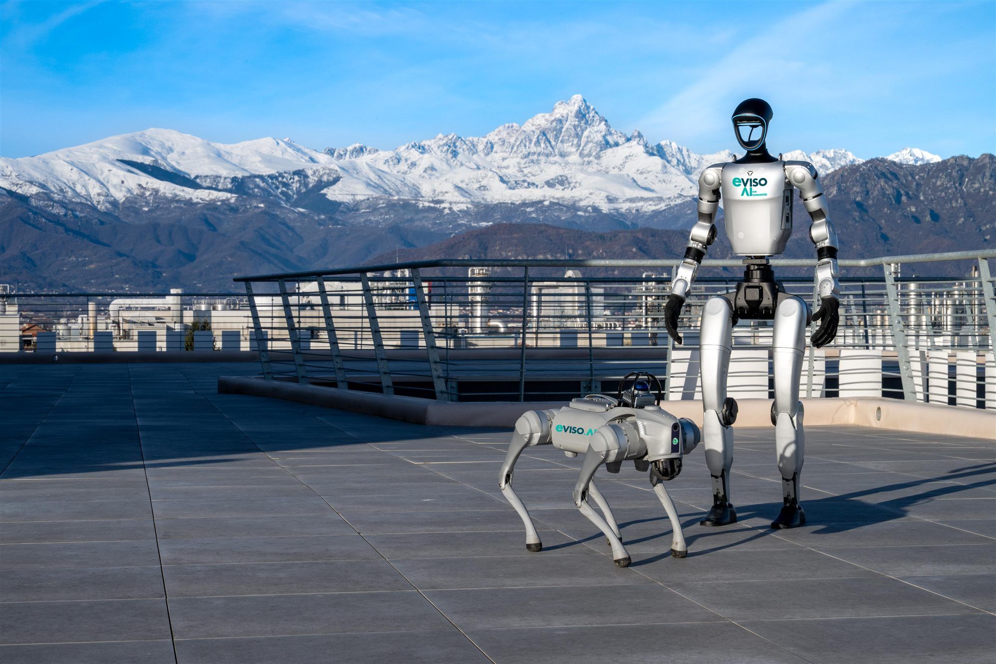 Robot umanoide e robot quadrupede con il Monviso sullo sfondo